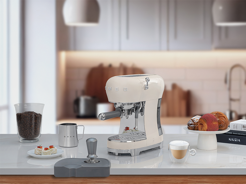 кофеварка Smeg ECF02CREU купить