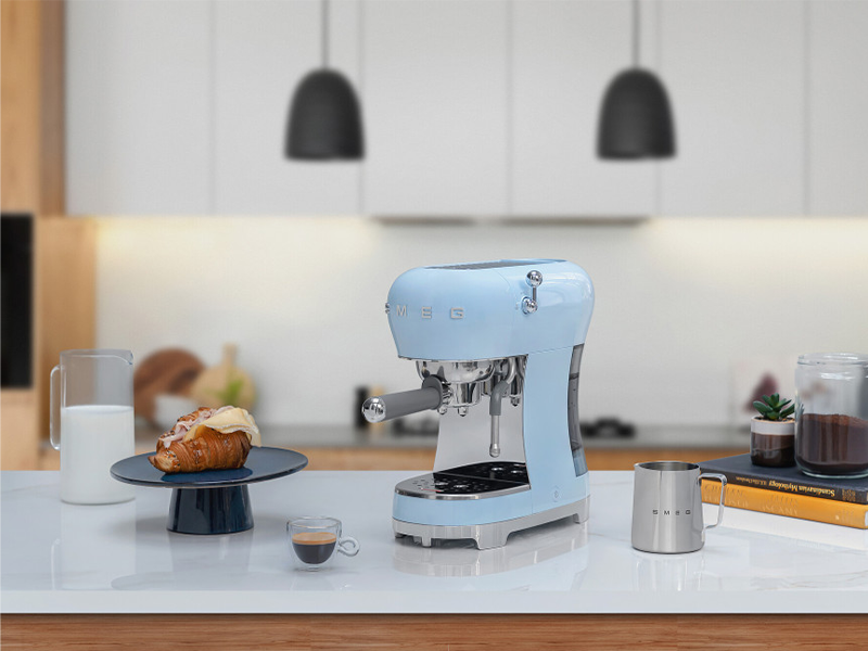 кофеварка Smeg ECF02PBEU купить
