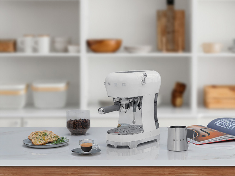 кофеварка Smeg ECF02WHEU купить