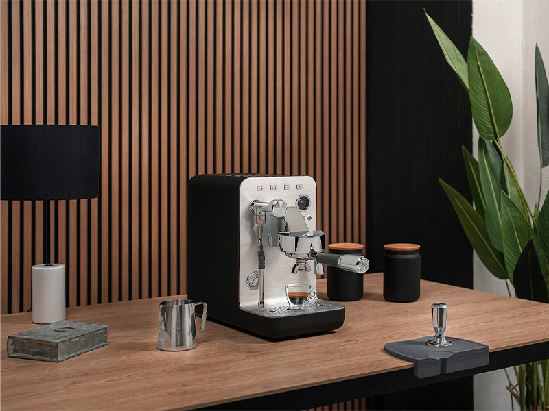 кофеварка Smeg EMC02BLMEU купить