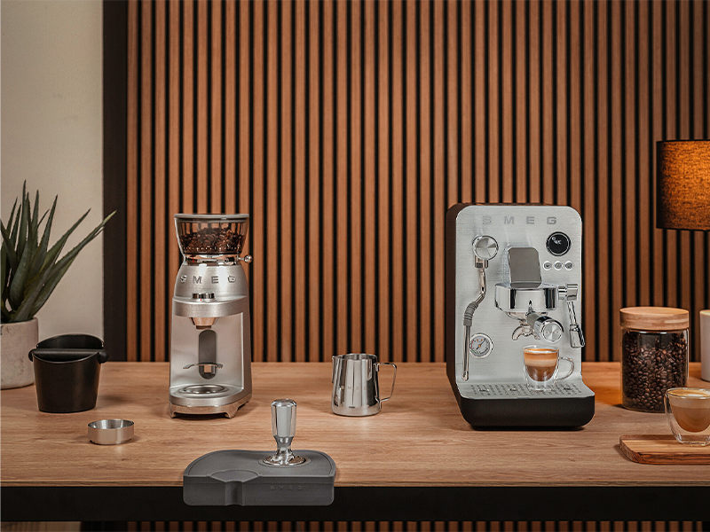 кофеварка Smeg EMC02BLMEU купить