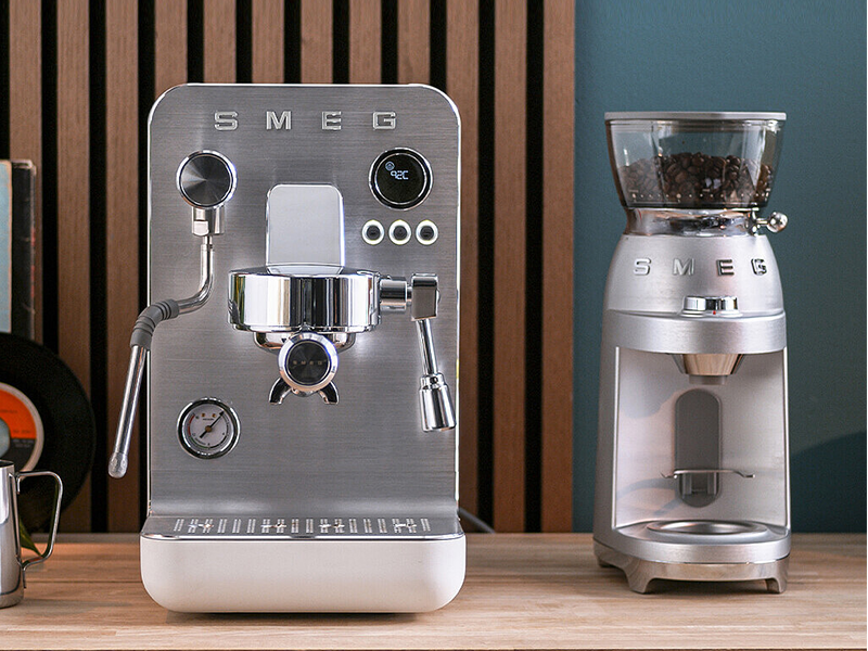 кофеварка Smeg EMC02WHMEU купить