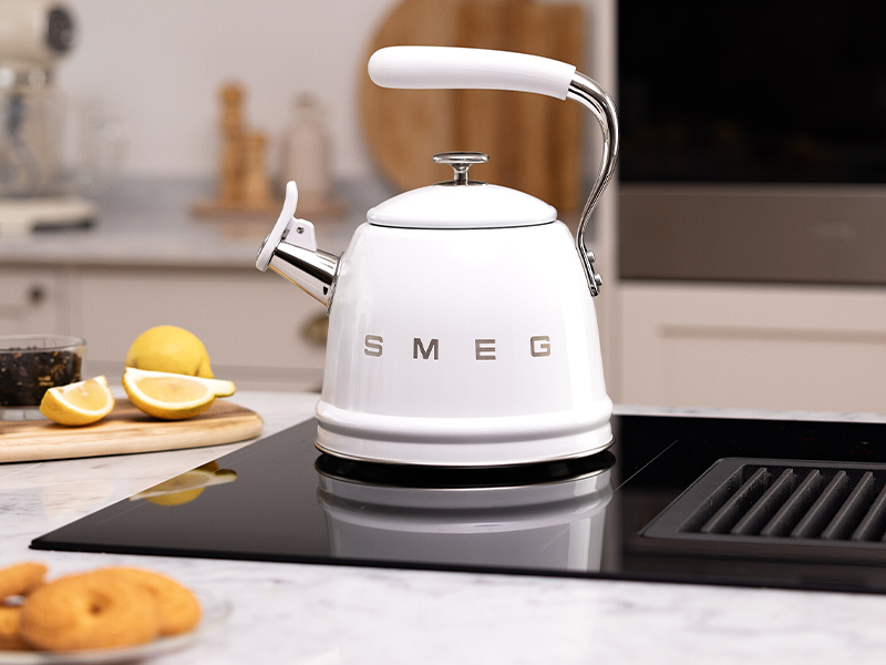 чайники кухонные Smeg WKF01WH купить