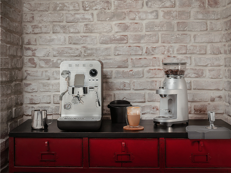 кофемолка Smeg CGF02SSEU купить